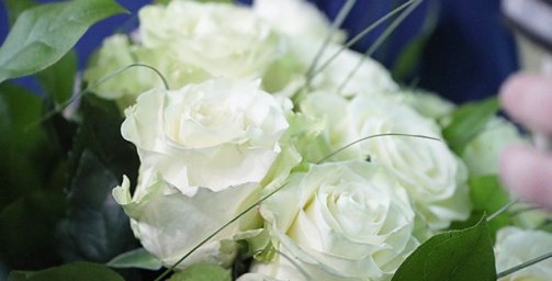 В Волковыске мужчина украл букет роз, выбирая цветы для мамы