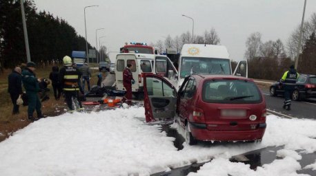 Девять человек пострадали в ДТП с микроавтобусом и легковушкой в Молодечненском районе