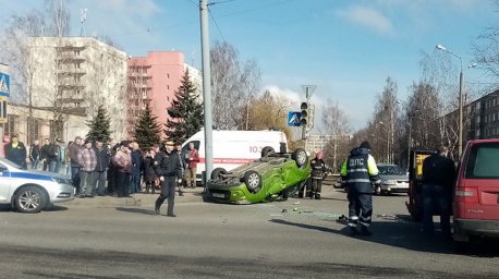 В Гродно после столкновения на перекрестке перевернулась легковушка